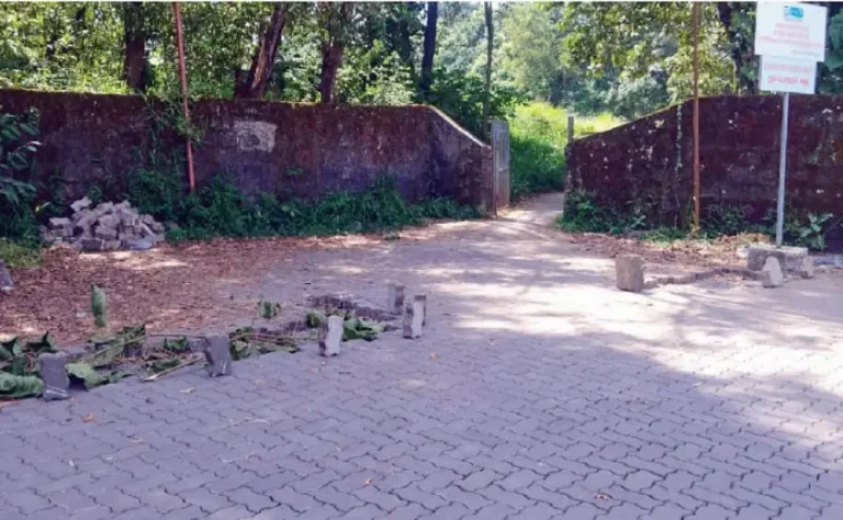 നടപ്പാത മതില്‍കെട്ടി തിരിക്കാനുള്ള ഫാക്ട് നീക്കം നാട്ടുകാർ തടഞ്ഞു