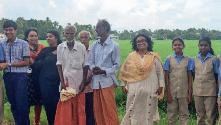 വിദ്യാർഥികൾ പാടവരമ്പത്തേക്ക് ; കർഷകരെ ആദരിച്ച് ഏലൂർ ഹയർ സെക്കൻഡറി സ്കൂൾ