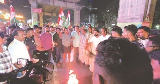 കളമശേരിയിൽ യൂത്ത് കോൺഗ്രസ് ദേശീയ പാത ഉപരോധിച്ചു