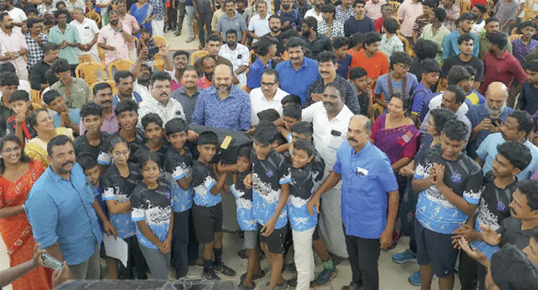 ‘യുവതയ്‌ക്കൊപ്പം കളമശേരി’ ; 160 ക്ലബ്ബുകൾക്ക് സ്പോർട്‌സ്‌ കിറ്റ് സമ്മാനിച്ചു