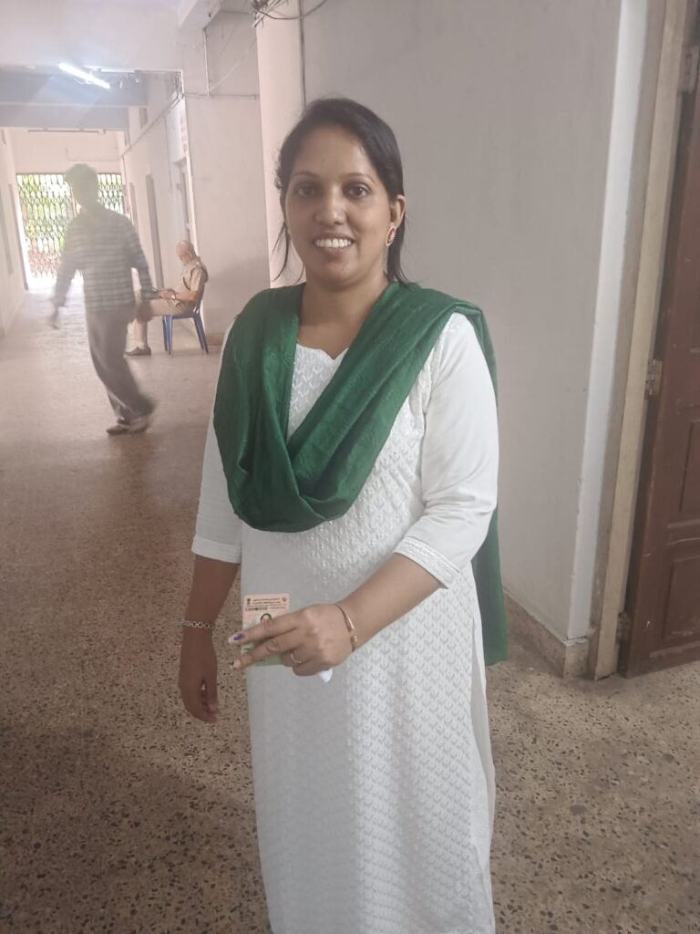 വോട്ട് രേഖപ്പെടുത്തി കളമശ്ശേരി 45-ാം വാർഡ് യു ഡി എഫ് സ്ഥാനാർത്ഥി ഷിപ്‌സി മിലൻ