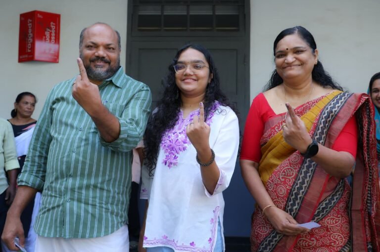 മന്ത്രി പി രാജീവ് വോട്ട് രേഖപ്പെടുത്തി