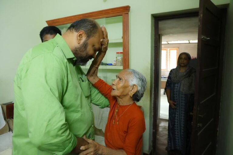 കടപ്പാട് അറിയിച്ച് ഐശുമ്മ; ആലങ്ങാട് വീടുകൾ കയറി പി രാജീവിന്റെ പ്രചാരണം