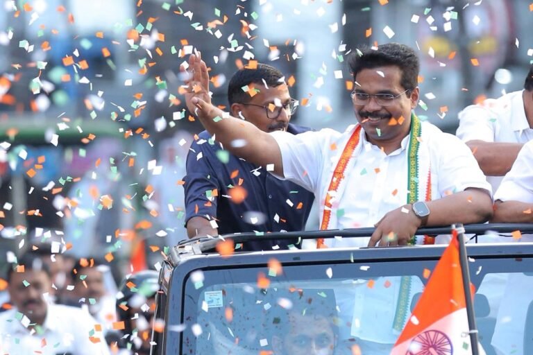 കളമശ്ശേരിയിൽ ‘കൈ’ക്കരുത്ത് കാട്ടി ഗഫൂർ; കുന്നുകരയിൽ ആരംഭിച്ച് ടോളിൽ സമാപിച്ച റോഡ് ഷോയിൽ ജനസാഗരം